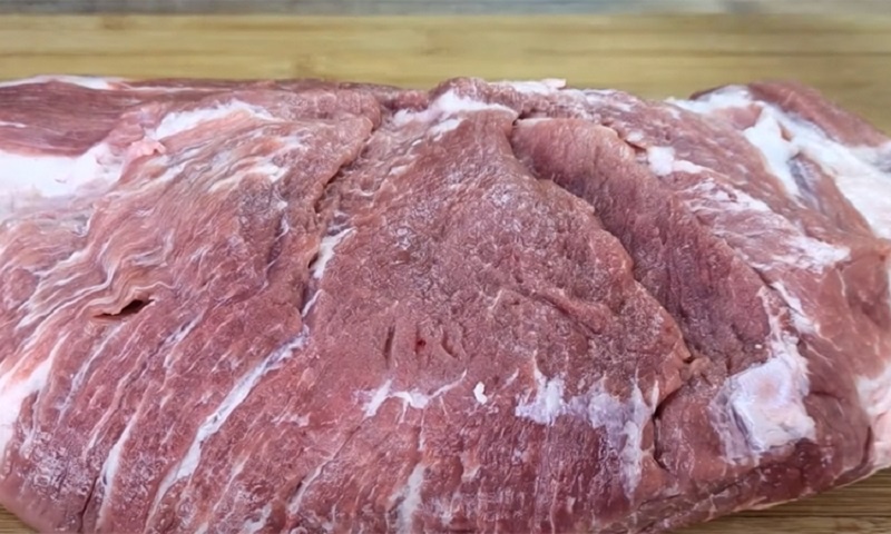 Настоящий вкус шашлыка на Новогоднем столе: мясо в духовке на луковой подушке — секреты нежности и аромата