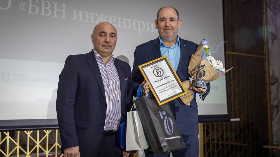 Соучредитель Группы компаний «Альянс» Георгий Глонти (слева) и генеральный директор ООО «БВН инжениринг» Александр Сироткин на бизнес-премии «Твердые знаки-2025» .📷Фото: Роман Янмаев