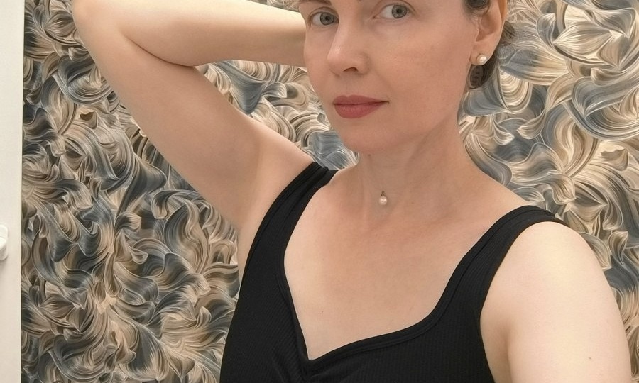 Сейчас седина в моде и перестала её закрашивать. Вывод - седые волосы не только старят, но и сами по себе не самого лучшего качества.