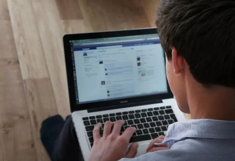 Почему сокращают платные места в вузах России?