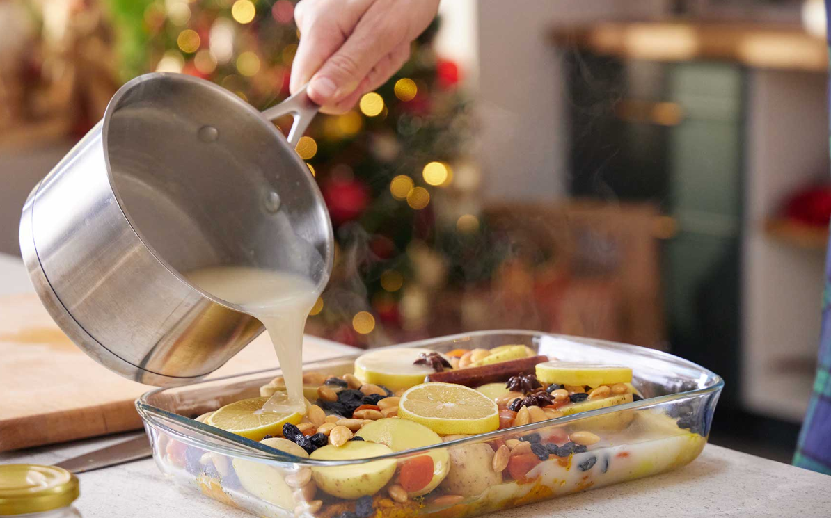 фото с сайта https://ctc.ru/zakadrom/novosti/prosto_kuhnya/retsept-tazhina-s-kuritsei/