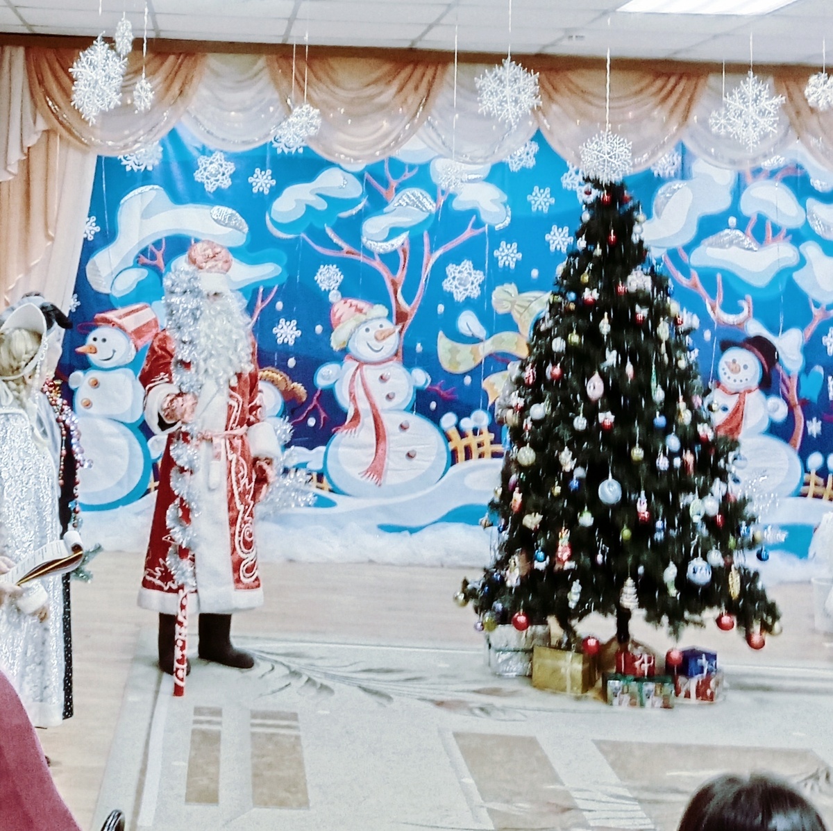 Дед хороший , но худой и с большою бородой