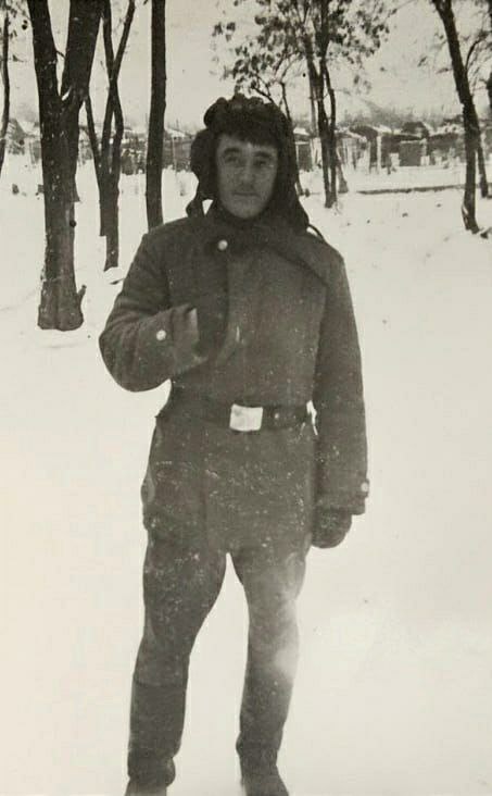 Мишка Горбачёв во время службы в армии. Фото из семейного архива.