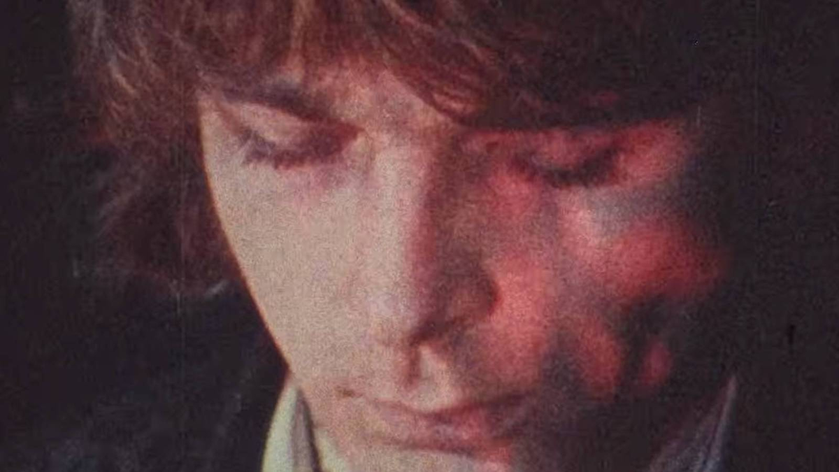 Крупные планы, обработанные ИИ, — сила нового видео Pink Floyd, где фото оживают красиво.