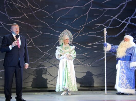    В честь Нового года депутаты «Единой России» пригласили семьи участников СВО и воспитанников детских центров помощи на музыкальный спектакль //Фото «Единая Россия»