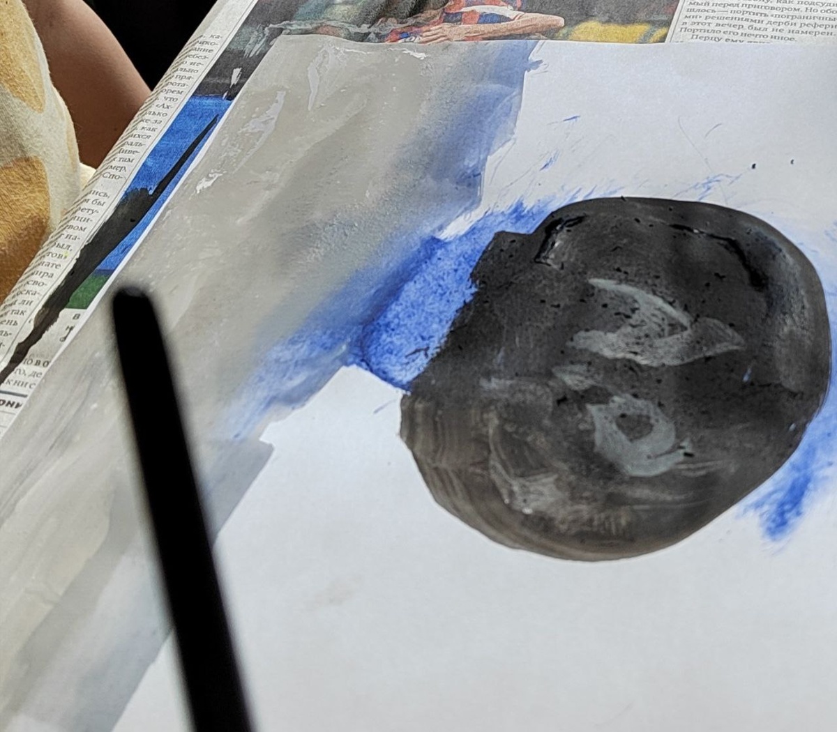 Здесь к черному кругу добавились море и волна