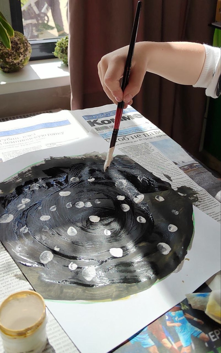 Черное поле или мяч, выбирайте сами, а затем уже белые точки