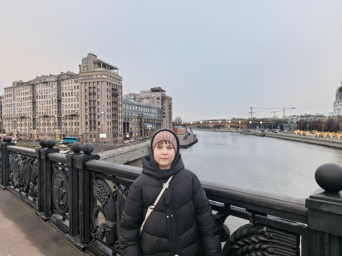 Серое здание посередине - театр Эстрады.