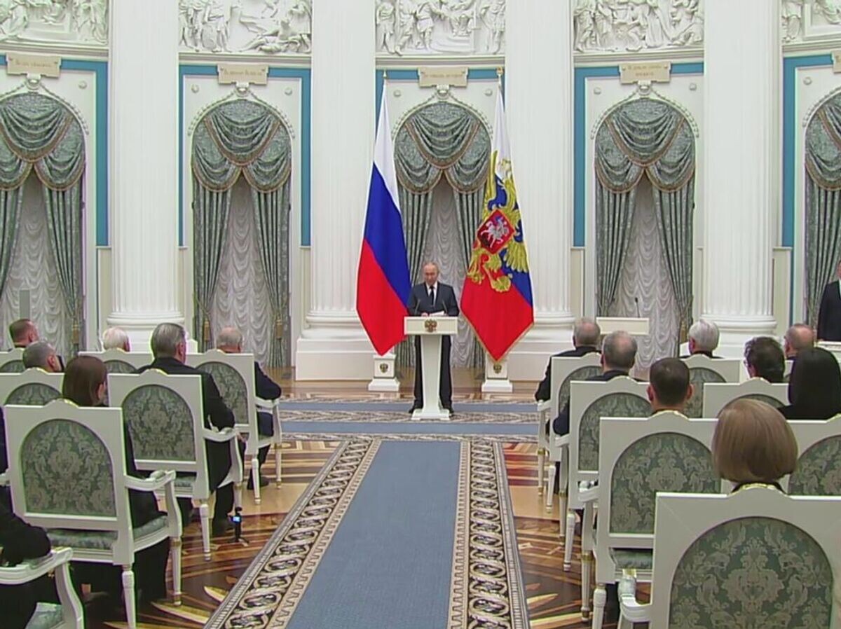    Владимир Путин на церемонии награждения государственными наградами Российской Федерации в Екатерининском зале Кремля