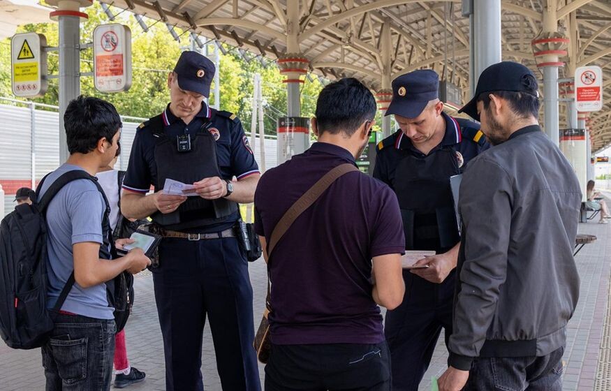    Мигранты получили пособия на сумму 745 тысяч рублей, продолжая жить на родине
