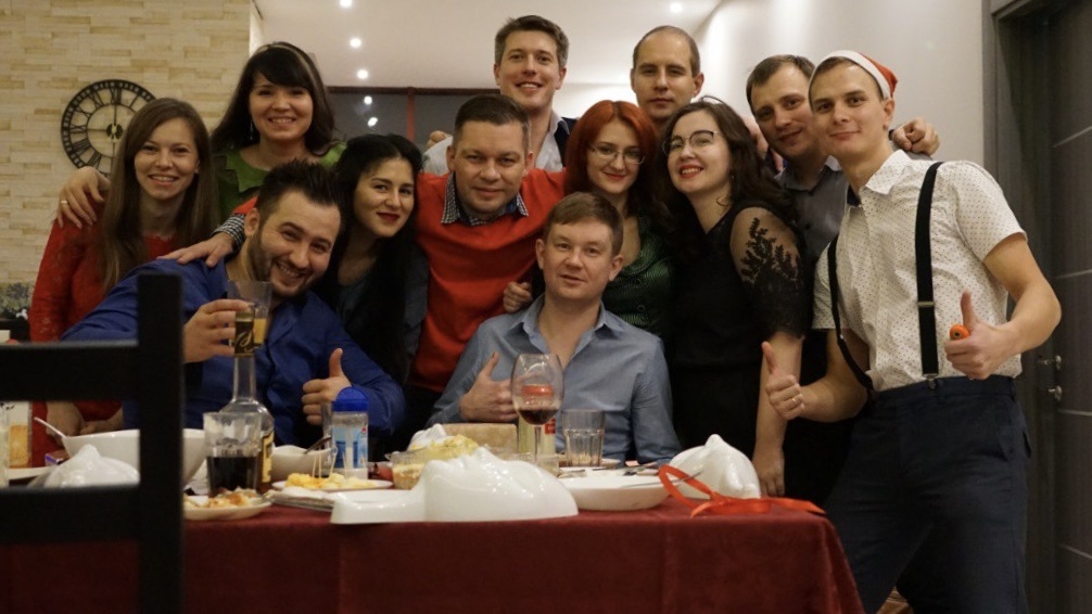 По понятным причинам хорошей фотографии со светом с того дня у нас не осталось, зато есть вот такая с другого Новогоднего корпоратива.