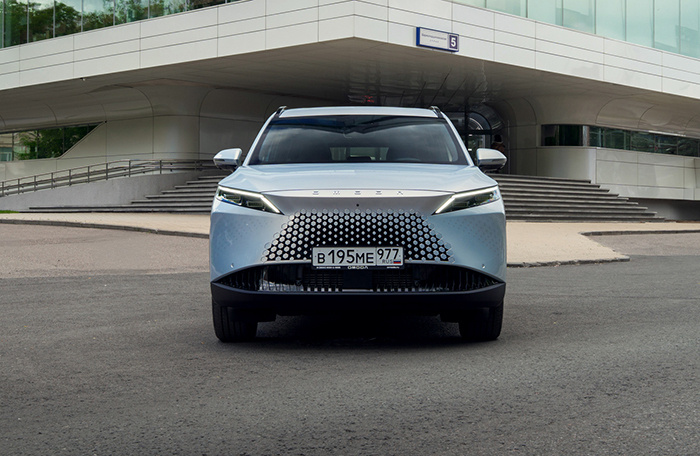     Под капотом среднеразмерного кроссовера тот же агрегат, что и на младшей модели C5, — 1,5-литровый турбированный двигатель на 150 л. с., который работает в паре с семиступенчатым «роботом». Несмотря на это, мотора тут вполне хватает, да и коробка работает практически незаметно. Не спорткар, конечно, но на трассе держится уверенно и стабильно.    
 Фото: Omoda