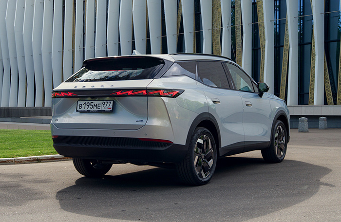     На ходу Omoda C7 — добротный семейный кроссовер. Сбалансированная подвеска, в меру мягкая и собранная, хорошо справляется с неровностями и стабильно держит машину на дороге. Ну, в разумных пределах. Немного побольше точности рулевому управлению — и было бы идеально.     
 Фото: Omoda