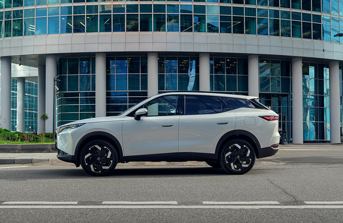     Традиционно автомобили из Поднебесной напичканы электронными помощниками водителю. По сути, Omoda C7 может двигаться почти в автоматическом режиме. Адаптивный круиз-контроль поддерживает заданную скорость, тормозит и разгоняется когда надо. Система следит за рядностью движения и удерживает машину в полосе. А датчики по кругу следят за слепыми зонами, за теми, кто сзади и сбоку. В общем, тотальный контроль.     
 Фото: Omoda