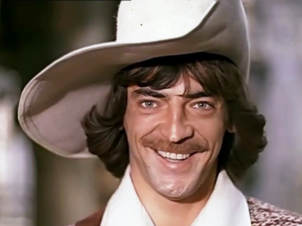     Михаил Боярский — советский и российский актер театра, кино, телевидения, озвучивания и дубляжа, певец, музыкант и телеведущий