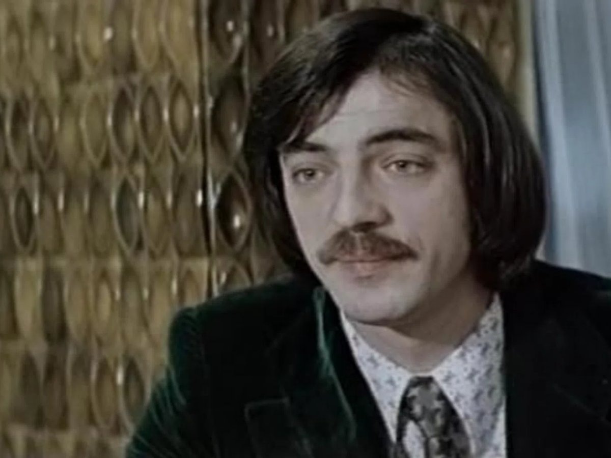    Боярский начал театральную карьеру с участия в массовке