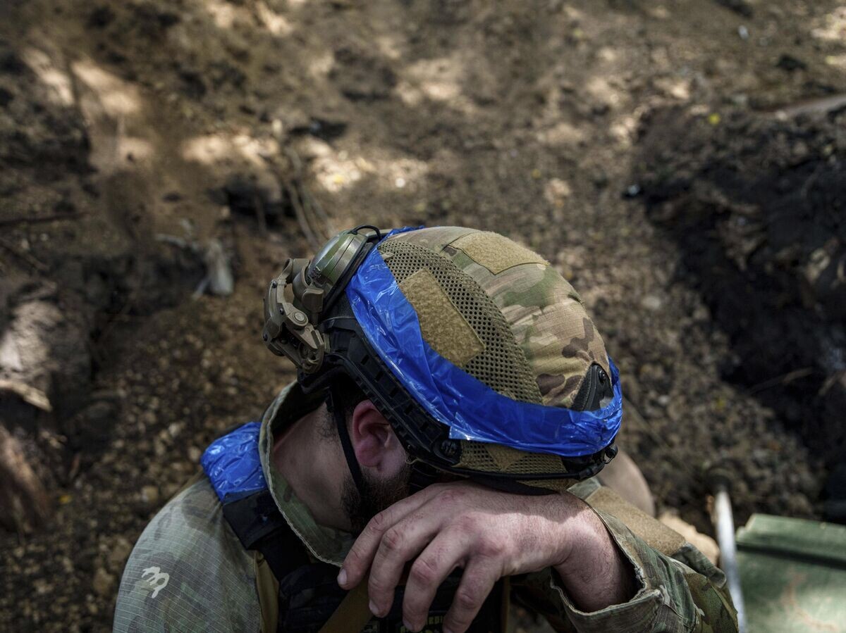    Украинский военнослужащий | © AP Photo / Evgeniy Maloletka