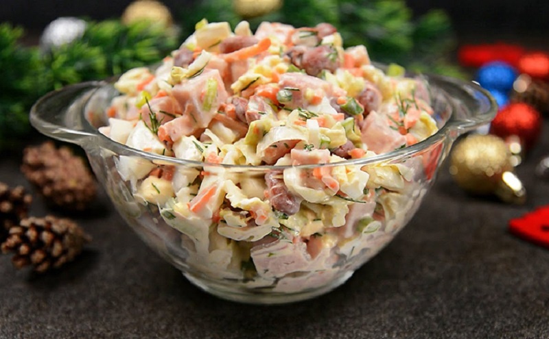 Новогодний салат с характером: быстрая альтернатива Оливье без потери праздничного вкуса