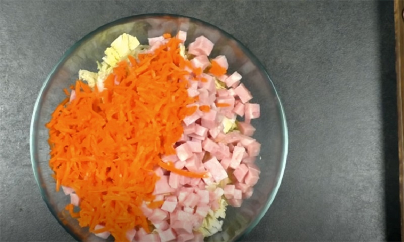 Новогодний салат с характером: быстрая альтернатива Оливье без потери праздничного вкуса