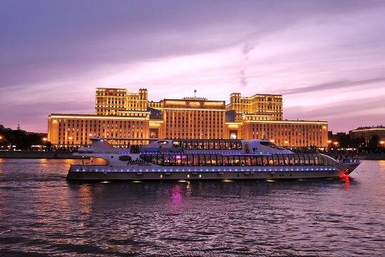    Флотилия «Рэдиссон Ройал» Года Нисанова и Зараха Илиева: в разгаре десятая зимняя навигация