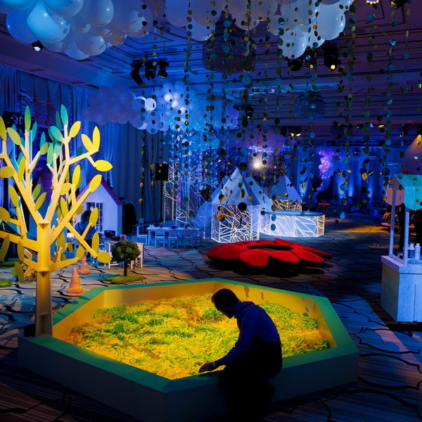     Филипп Киркоров, Регина Тодоренко, Елена Подкаминская и другие звезды побывали на главной светской ёлке