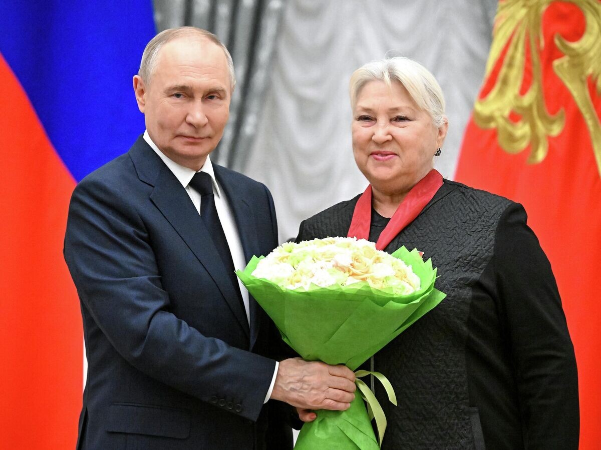    Президент РФ Владимир Путин и бывший главный тренер сборной России по синхронному плаванию Центра спортивной подготовки сборных команд России Татьяна Покровская, получившая орден "За заслуги перед Отечеством" II степени | © РИА Новости / Сергей Бобылев