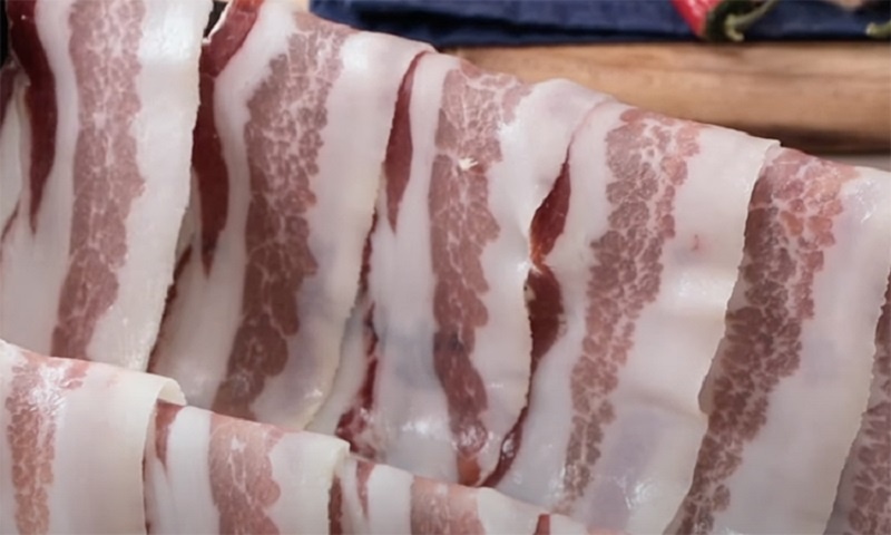 Новогодний фурор на столе: как из простых куриных окорочков сделать рулет, достойный элитного банкета