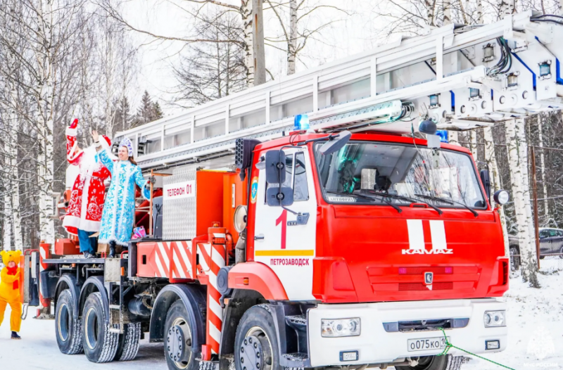    Пожарные подарили сказку маленьким пациентам ПетрозаводскаМЧС Карелии