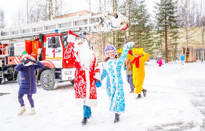   Пожарные подарили сказку маленьким пациентам ПетрозаводскаМЧС Карелии