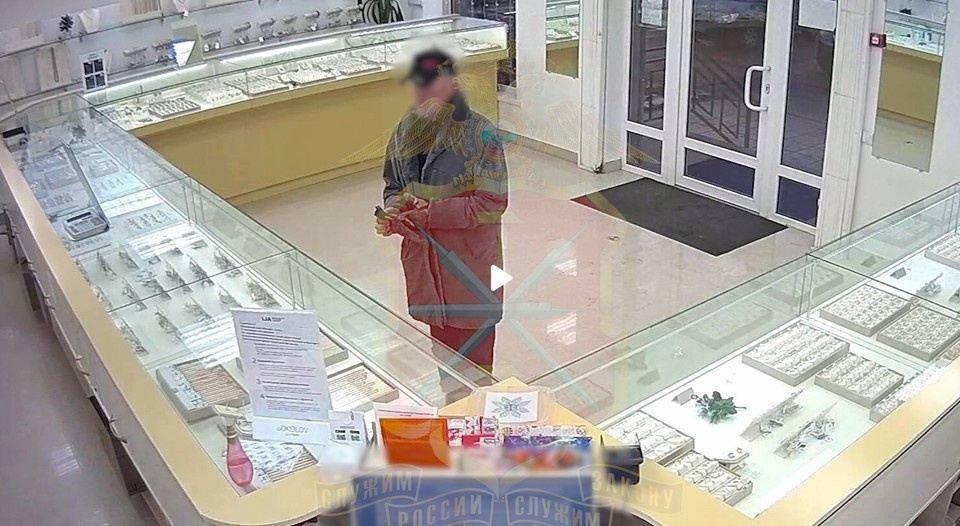    Мужчина похитил две золотые цепи из ювелирного салона в Кимовске. материалы пресс-служб