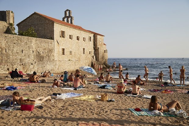   Летний день на побережье Будвы, 2020 год. Фото: Pierre Crom / Getty Images