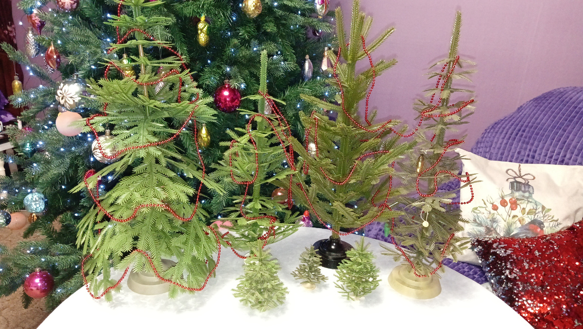 Винтажное богатство на столе. Фото автора 