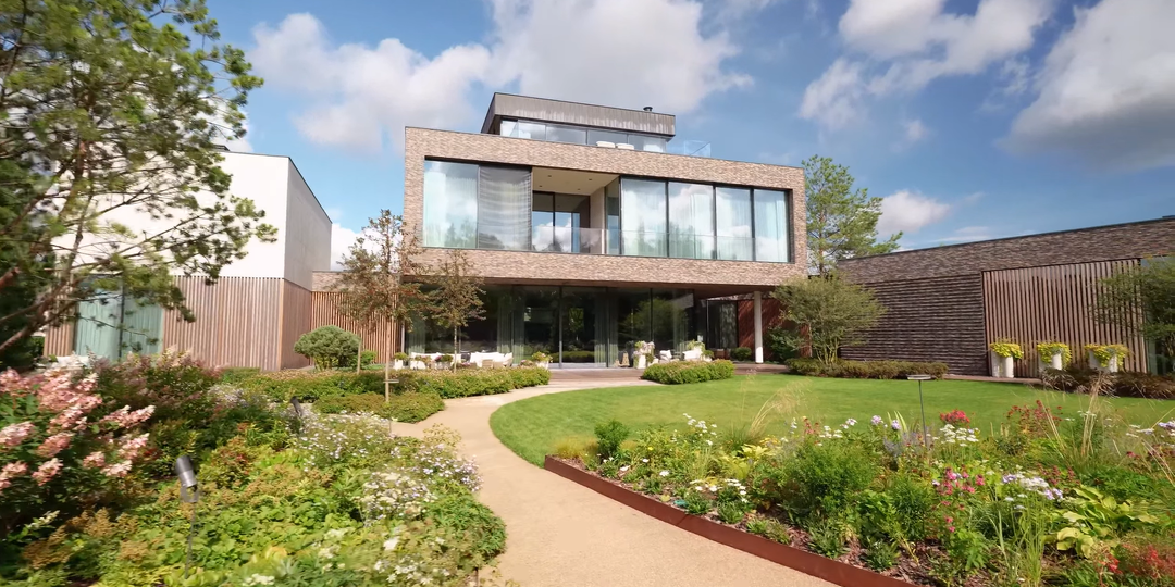 Обзор современного дома 1750 м2: индивидуальный проект без компромиссов и девелоперских клише