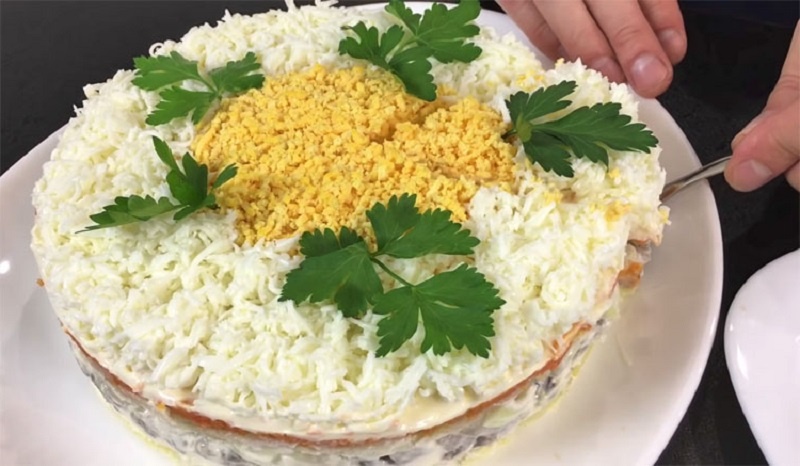 Салат «Баронесса»: как превратить обычный новогодний вечер в праздник вкуса и стиля