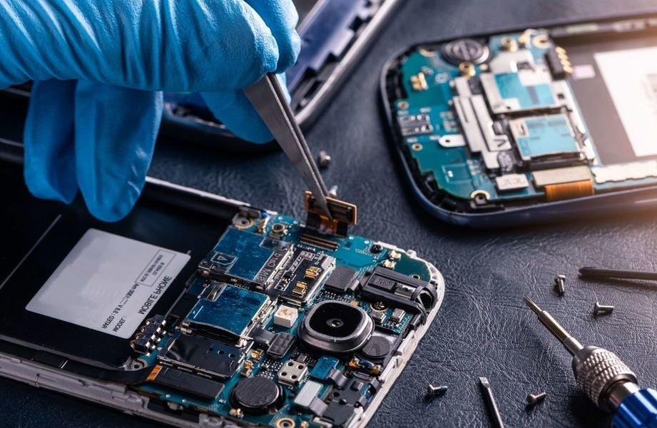    Детали в современных гаджетах зачастую склеивают настолько прочно, что ремонт или утилизация устройства превращается в проблему