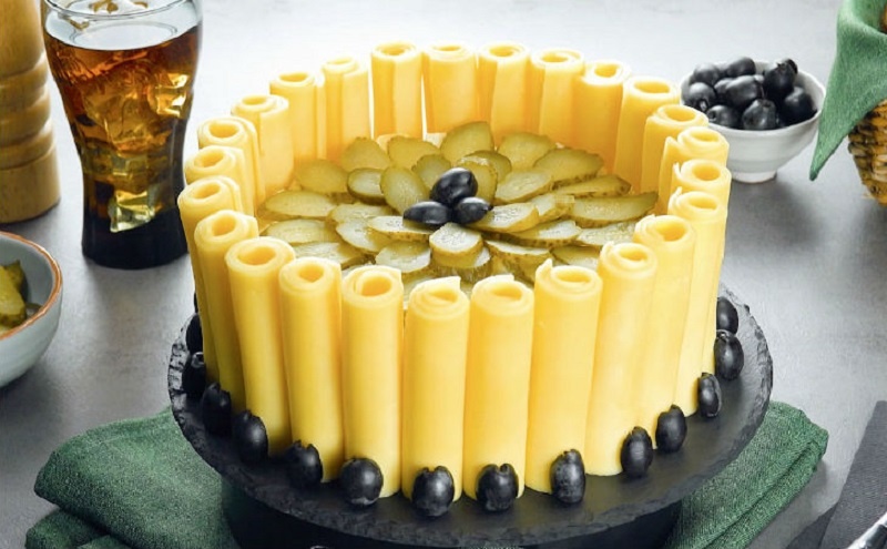 Салат-торт с куриной грудкой и сырными трубочками — эффектное блюдо для новогоднего стола