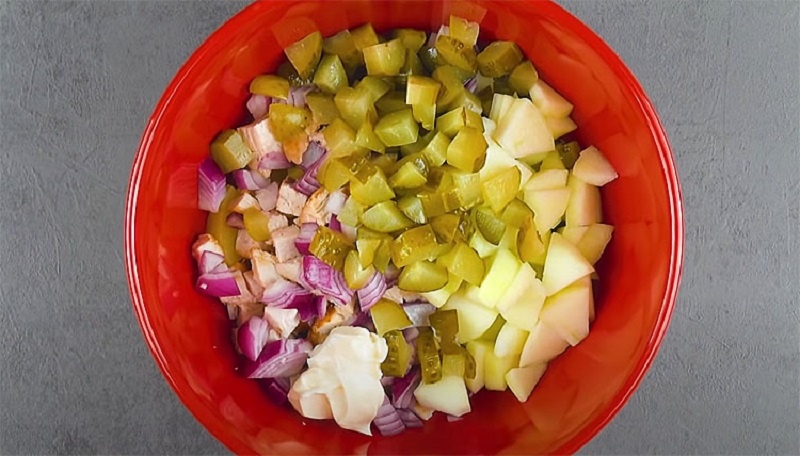 Салат-торт с куриной грудкой и сырными трубочками — эффектное блюдо для новогоднего стола