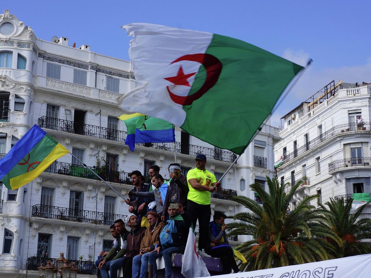    Участники антиправительственной демонстрации в Алжире. 12 апреля 2019 | © РИА Новости / Надим Зуауи