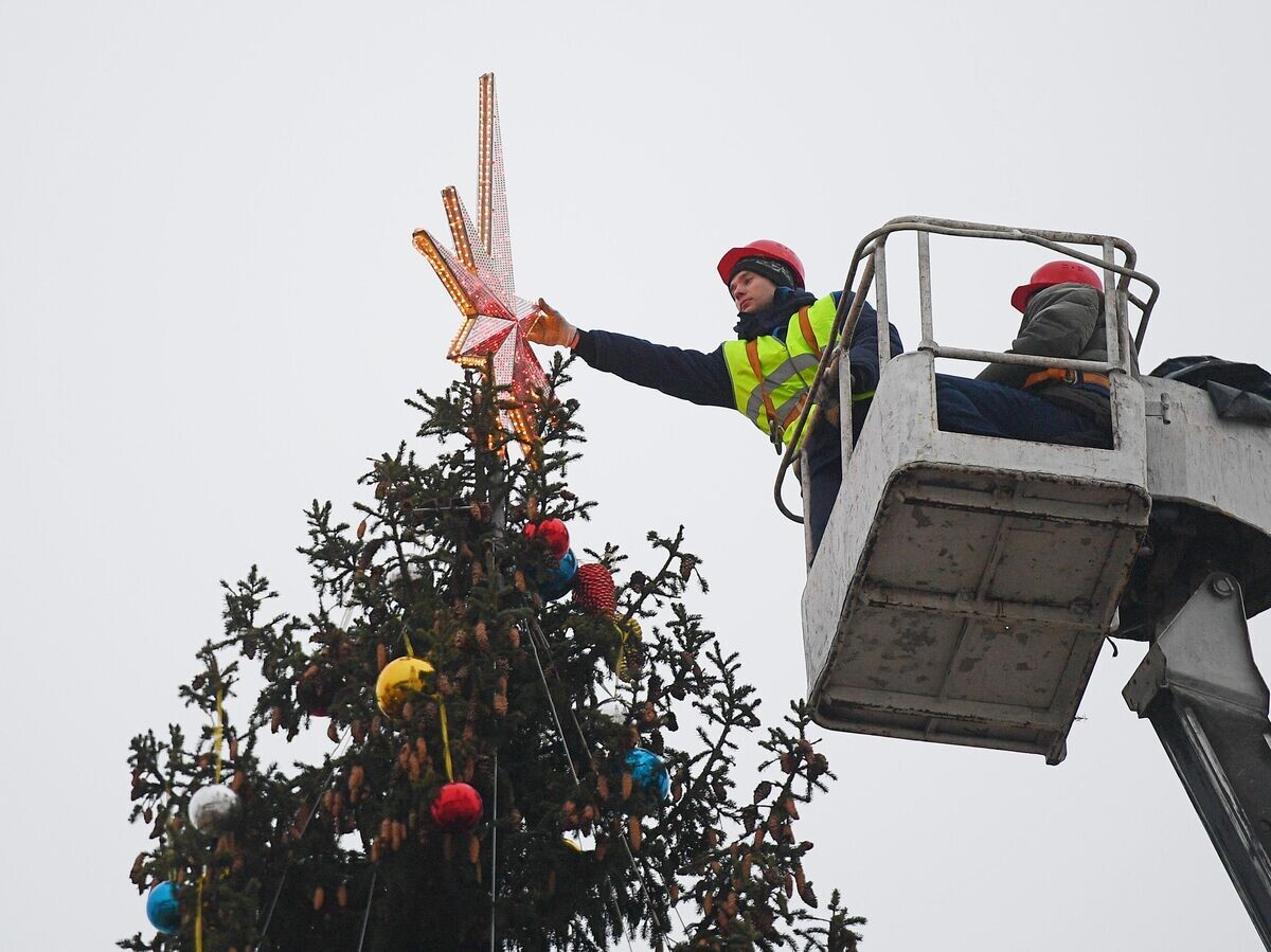   Украшение Новогодней елки на Соборной площади Кремля | © РИА Новости / Рамиль Ситдиков