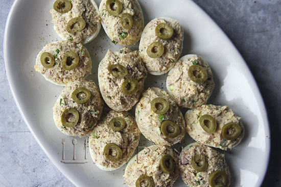 Яйца, фаршированные тунцом.