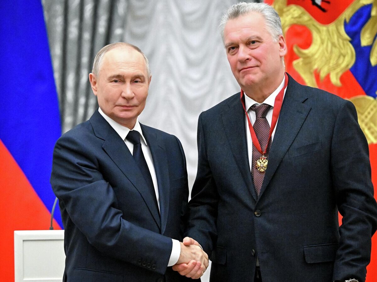    Президент РФ Владимир Путин и генеральный директор Национального медико-хирургического центра имени Н.И. Пирогова Олег Карпов, получивший орден "За заслуги перед Отечеством" III степени | © РИА Новости / Сергей Бобылев