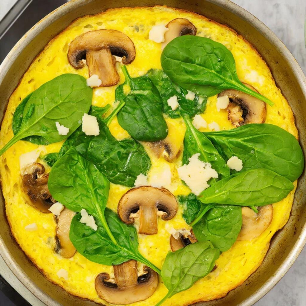 Омлет с шампиньонами, шпинатом и сыром Гауда: Изысканный завтрак за 12 минут 