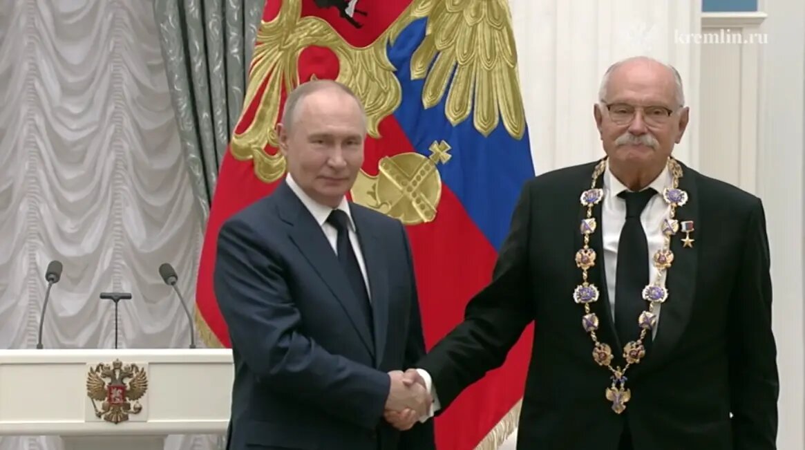    Владимир Путин и Никита Михалков. Фото: кадр видео Кремля