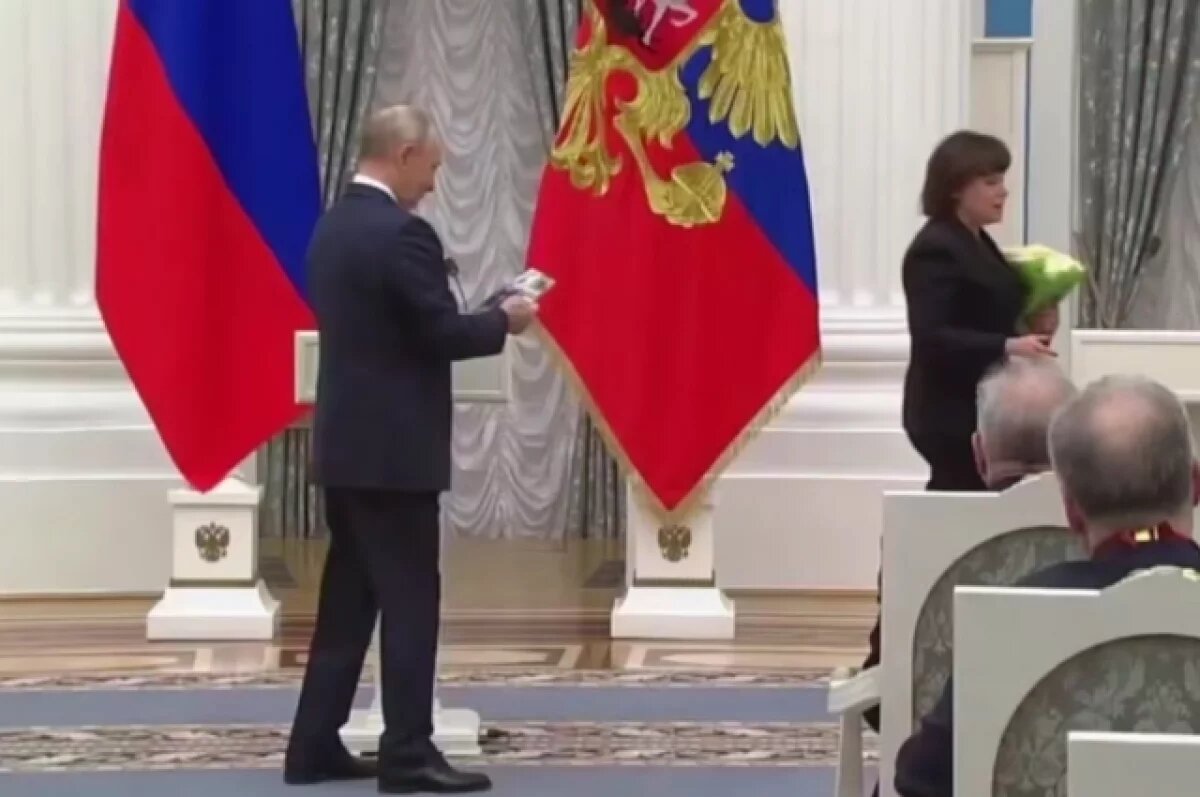    Путину показали дуб, посаженный им 22 года назад в Центре имени Бакулева
