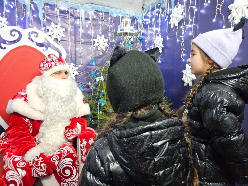    Пятигорский Дед Мороз уже принял первых гостей. Фото: администрация города-курорта