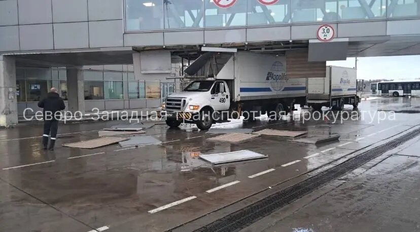    Повреждение грузовиком «Аэромар» терминала Пулково 24 декабря. Фото: пресс-служба Северо-Западной транспортной прокуратуры.
