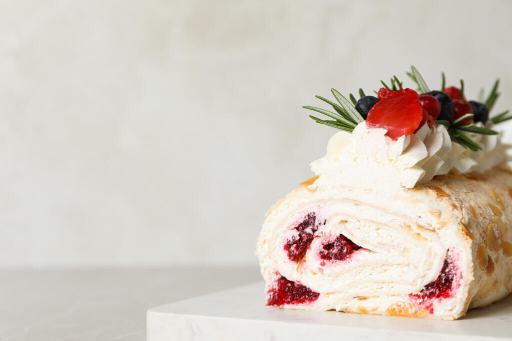    Meringue roll, concept of tasty and delicious food Журналист