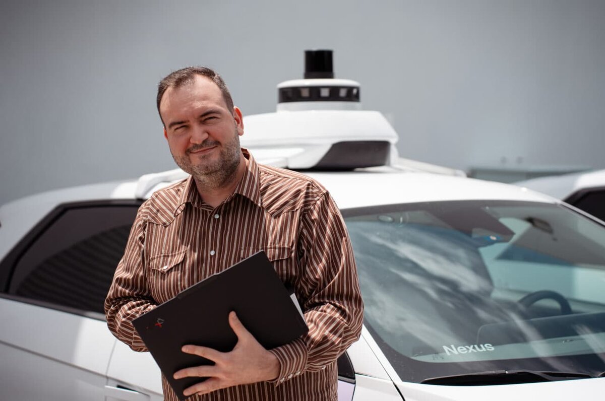    Сергей на фоне автономного автомобиля компании Avride / © Сергей Антонович