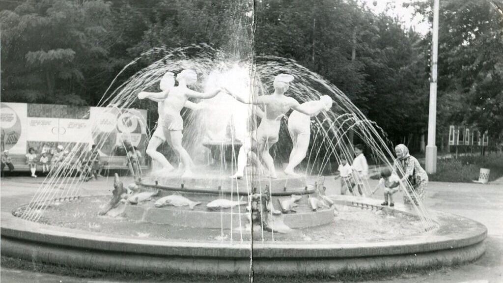    Скульптурный фонтан «Хоровод» на главной аллее в парке им. Ленина, 1960–1980-е годы   vk.com/belgorodika
