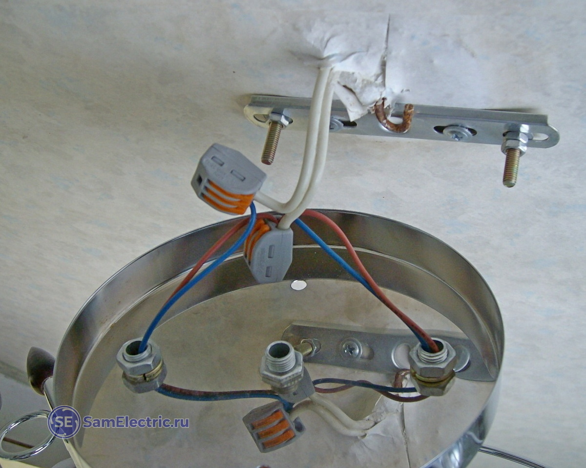 Подключение потолочного светильника с металлическим корпусом. Появление фазы на его корпусе - лишь вопрос времени.